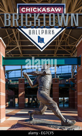 Statue von Mickey Mantle, außerhalb der Chickasaw Bricktown Ballpark, Oklahoma City, OK, USA Stockfoto