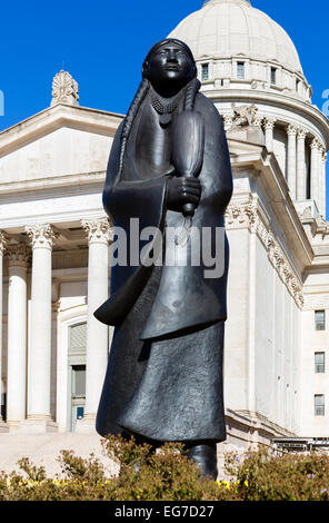 Solange das Wasser fließt durch Allan Houser vor der Oklahoma State Capitol, Oklahoma City, OK, USA Stockfoto