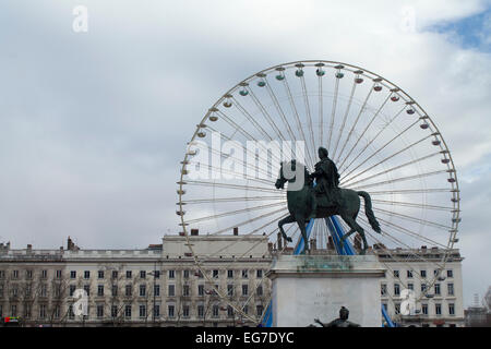 Equestian Statue von Louis XIV in Bellecourt, Lyon, Frankreich mit dem Panorama Riesenrad im Hintergrund. Stockfoto