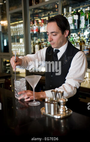 Details aus dem Connaught Hotel in London, eines der schönsten Hotels in der Stadt - ein Barmann bereitet einen martini Stockfoto