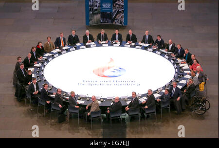 Hamburg, Deutschland. 18. Februar 2015. Teilnehmer der Hamburger Olympic Gipfel sitzen rund um einen Tisch in der O2-World in Hamburg, Deutschland, 18. Februar 2015. Foto: AXEL HEIMKEN/Dpa/Alamy Live News Stockfoto