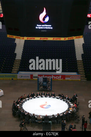 Hamburg, Deutschland. 18. Februar 2015. Teilnehmer der Hamburger Olympic Gipfel sitzen rund um einen Tisch in der O2-World in Hamburg, Deutschland, 18. Februar 2015. Foto: AXEL HEIMKEN/Dpa/Alamy Live News Stockfoto