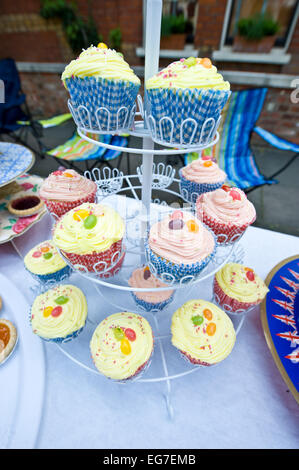 Einige Tasse Kuchen zum Verkauf in einem englischen Tee-Partei Stockfoto