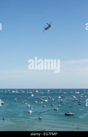 RAF Chinook-Hubschrauber über Schwimmer im Meer in Bournemouth Air Festival 2013. Stockfoto