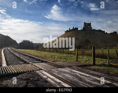 Morgen Landschaftsansicht der Corfe Castle in alten Gleisanlagen angesehen. Stockfoto