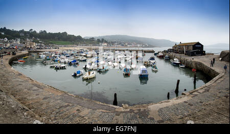 Panorama des Hafens von Lyme Regis. Stockfoto