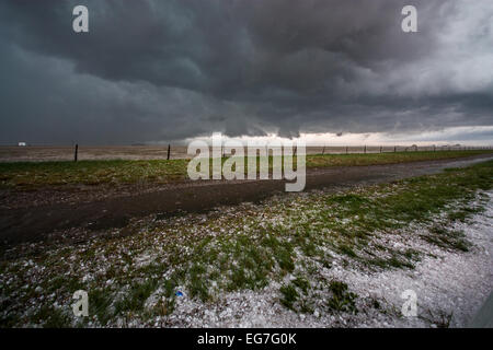 Ein leistungsstarke Tornado gewarnt, dass Superzelle Gewitter rollt über die Texas-Landschaft produziert große Mengen von Hagel und Überschwemmungen Stockfoto