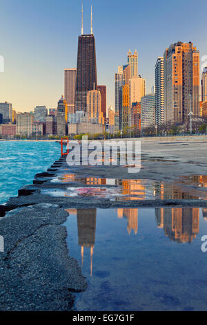 Skyline von Chicago. Bild der Innenstadt von Chicago Seeufer bei Sonnenuntergang. Stockfoto