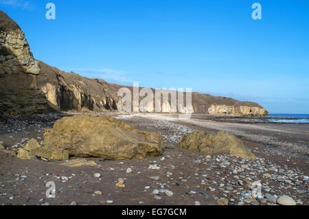 Der Strand und die Magnesium- und magnesiumhaltigen Kalkfelsen an Blackhall Rocks, County Durham, England, Großbritannien Stockfoto