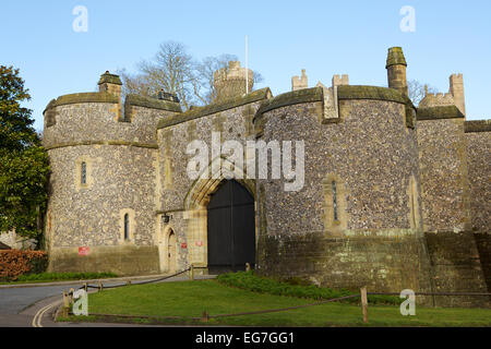 Torhaus und Eingang zum Arundel Castle in der Markt Stadt Arundel West Sussex Stockfoto