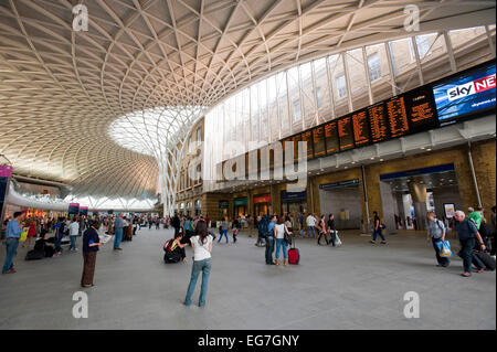 Die neue Passsenger-Bahnhofshalle am Kings Cross Station in London. Stockfoto