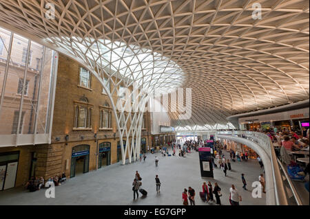 Die neue Passsenger-Bahnhofshalle am Kings Cross Station in London. Stockfoto