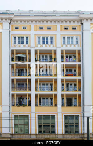 Wohnhaus mit Balkon Stockfoto
