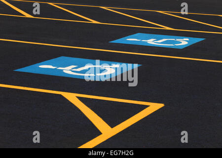 Die internationalen Markierungen für ein Behindertenparkplatz Stand auf einem Parkplatz. Stockfoto