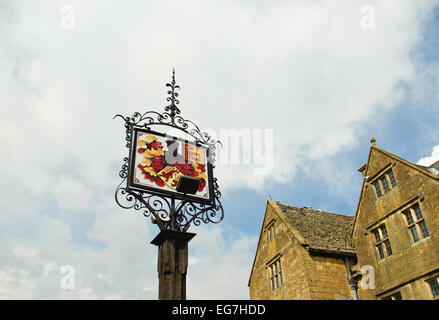 Zeichen für die Lygon Arme in Broadway mit dem Hotel im Hintergrund Stockfoto