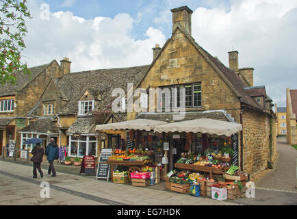 Lebensmittelgeschäft, mit einem bunten äußeren Display, in dem hübschen Cotswold Broadway. Stockfoto