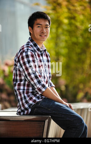 Ein Outdoor-Portrait eines jungen und hübschen asiatischen männlichen Stockfoto