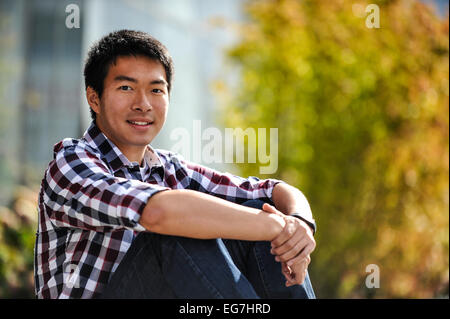 Ein Outdoor-Portrait eines jungen und hübschen asiatischen männlichen Stockfoto