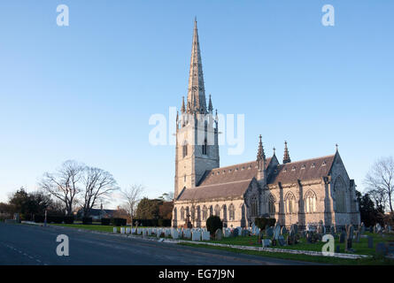 Die schöne Marmor Kirche am Bodelwyddan in der Nähe von Rhyl zieht Besucher aus weit und breit der Kirchhof hat 86 kanadischen Kriegsgräber. Stockfoto