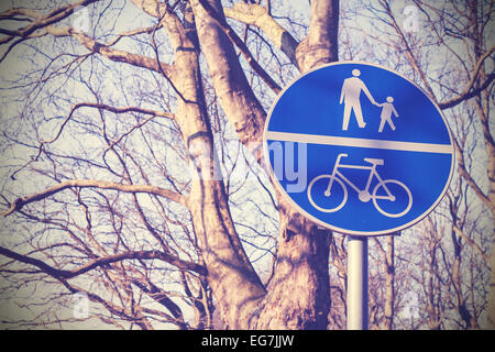 Retro gefiltert Fußgänger und Radfahrer nur in einem Park zu unterzeichnen. Stockfoto