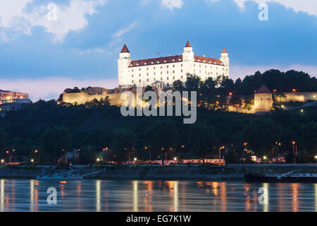 Die Burg von Bratislava und Donau in der Abenddämmerung, Slowakei Stockfoto