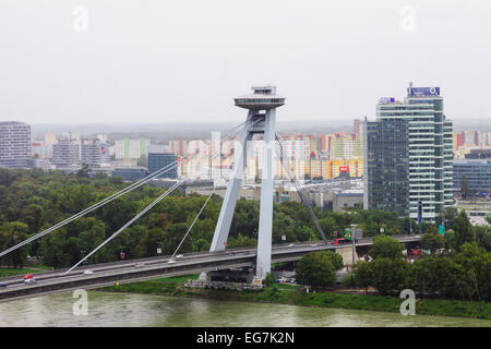 Kommunistischen Ära Stadtteil Petržalka und 1972 New Bridge. Bratislava, Slowakei Stockfoto