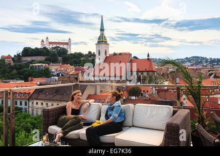 Frauen in der Panorama Skybar Terrasse mit Blick auf Altstadt, Kathedrale und die Burg in Bratislava, Slowakei Stockfoto