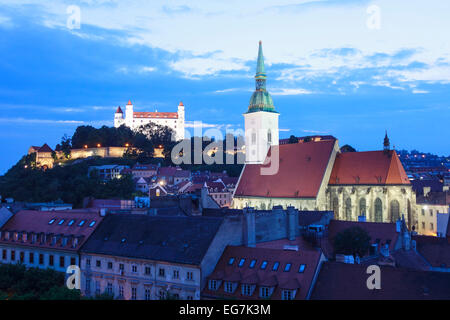 Kathedrale, beleuchtete Burg und Altstadt-Übersicht in der Abenddämmerung, Bratislava, Slowakei Stockfoto