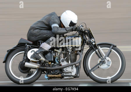 Velocette ist der Name für Motorräder der Firma Veloce Ltd. In Hall Green, Birmingham, England. 1936 Velocette MT 500 Rennen in Goodwood Stockfoto