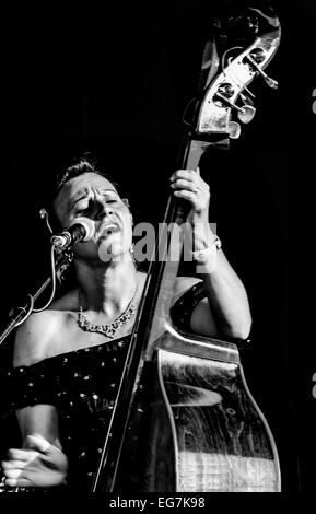 Female double bass Player in Schwarz und Weiß in Goodwood Revival. Vintage klassische Periode Kleid Kleidung. Music Entertainment. Schwarzweiß Stockfoto