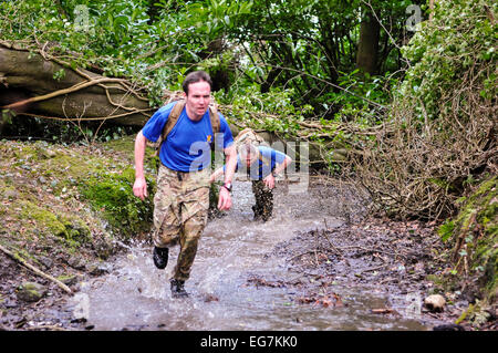 Bangor, Nordirland. 18. Februar 2015. Soldaten aus einem schottischen Regiment laufen durch einen Fluss Credit: Stephen Barnes/Alamy Live News Stockfoto