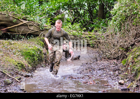 Bangor, Nordirland. 18. Februar 2015. Soldaten aus dem Royal Irish Regiment laufen durch einen Fluss Credit: Stephen Barnes/Alamy Live News Stockfoto