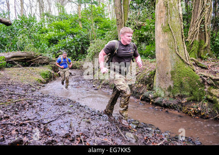 Bangor, Nordirland. 18. Februar 2015. Soldaten laufen durch einen Fluss während eine länderübergreifende Übung. Bildnachweis: Stephen Barnes/Alamy Live-Nachrichten Stockfoto