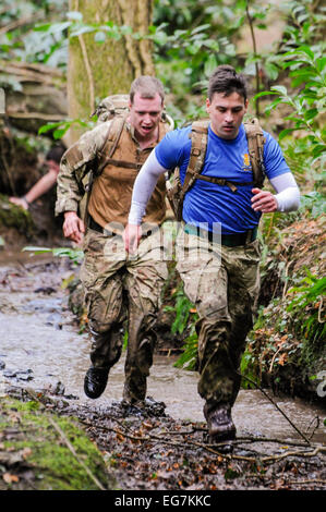 Bangor, Nordirland. 18. Februar 2015. Soldaten laufen durch einen Fluss während eine länderübergreifende Übung. Bildnachweis: Stephen Barnes/Alamy Live-Nachrichten Stockfoto