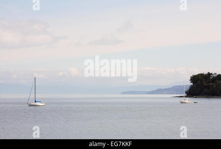 Zwei Segelboote vor Anker in einer Bucht Stockfoto