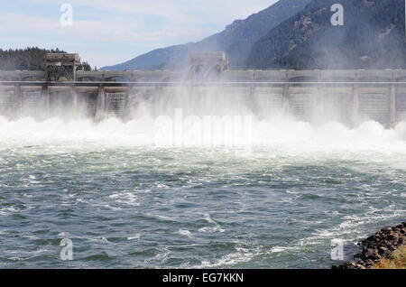 Die Bonneville-Staudamm am Columbia River in der Nähe von Portland, Oregon, USA. Stockfoto