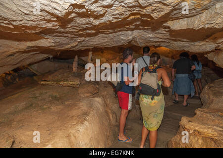 Menschen, die in Höhle auf Ibiza erkunden Stockfoto