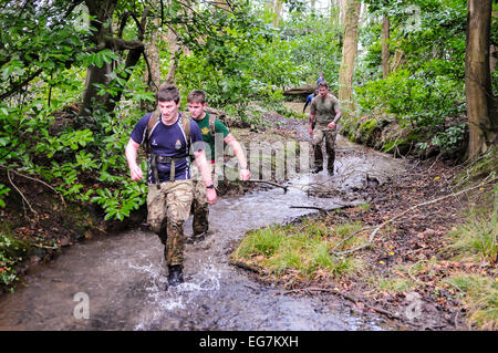 Bangor, Nordirland. 18. Februar 2015. Soldaten laufen durch einen Fluss während eine länderübergreifende Übung. Bildnachweis: Stephen Barnes/Alamy Live-Nachrichten Stockfoto