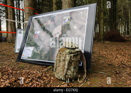 Bangor, Nordirland. 18. Februar 2015. Eine Armee sitzt Bergen vor einer großen Karte im Vorfeld eine Übung. Bildnachweis: Stephen Barnes/Alamy Live-Nachrichten Stockfoto