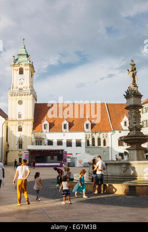 Roland-Brunnen und alten Rathaus am Hauptplatz, Bratislava, Slowakei Stockfoto