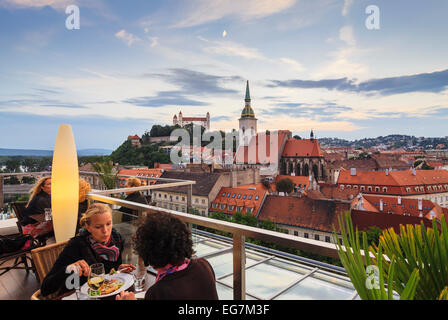 Frauen bei der Panorama-Terrasse des Sky Restaurant mit Blick auf Altstadt, Kathedrale und die Burg in Bratislava, Slowakei Stockfoto