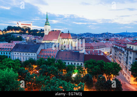 Übersicht der Altstadt in der Abenddämmerung mit beleuchtete Kathedrale und das Schloss. Bratislava, Slowakei Stockfoto