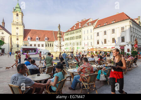 Hauptplatz der Altstadt mit Menschen in einem Straßencafé.  Bratislava, Slowakei Stockfoto