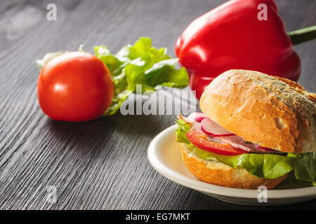 Schinkensandwich mit Tomaten auf einer gemischten Samen Brot geschnitten Stockfoto