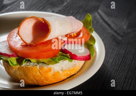 Schinken, u-Boot-Salat-Sandwich aus frisch geschnittenen baguette Stockfoto