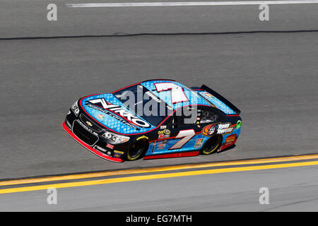 Daytona Beach, FL, USA. 18. Februar 2015. Daytona Beach, FL - 18. Februar 2015: Alex Bowman (7) bringt seine Rennwagen durch die Kurven während einer Übung für das Daytona 500 Rennen auf dem Daytona International Speedway in Daytona Beach, FL. © Csm/Alamy Live-Nachrichten Stockfoto