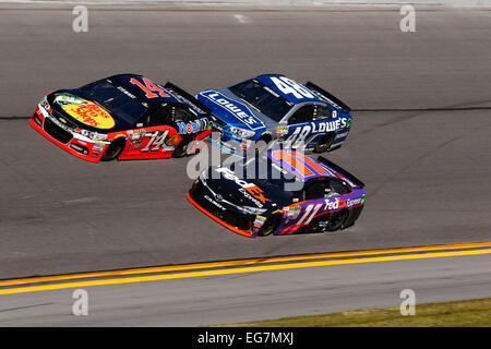 Daytona Beach, FL, USA. 18. Februar 2015. Daytona Beach, FL - 18. Februar 2015: Denny Hamlin (11) bringt seine Rennwagen durch die Kurven während einer Übung für das Daytona 500 Rennen auf dem Daytona International Speedway in Daytona Beach, FL. © Csm/Alamy Live-Nachrichten Stockfoto