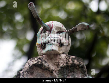 Totenkopf auf einem Felsen, Haw Par Villa, Singapur Stockfoto