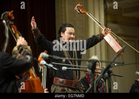 Vilnius, Litauen. 18. Februar 2015. Ein Musik-Ensemble-Mitglied aus China begrüßt Publikum nach einem chinesischen Neujahr Feier Konzert in Vilnius, Litauen, am 18. Februar 2015. Frohes neues Jahr feiern wurden in Litauen am Mittwoch mit IH TSETSN Ensemble aus Nord-China autonomen Region Innere Mongolei bringen ihre Volkslieder für das lokale Publikum statt. © Alfredas Pliadis/Xinhua/Alamy Live-Nachrichten Stockfoto