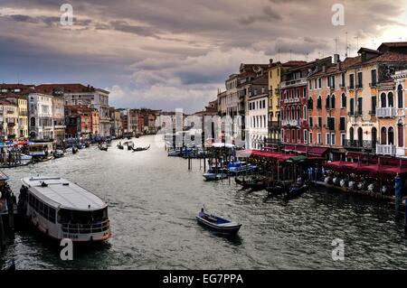 Gondalas, Boote und Wasser Taxis verkehren den Canal Grande in Venedig, Italien Stockfoto